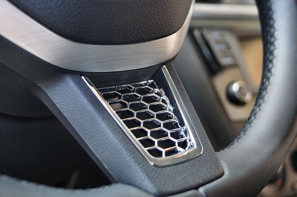 Plaketka volantu RS honeycomb �koda chrom