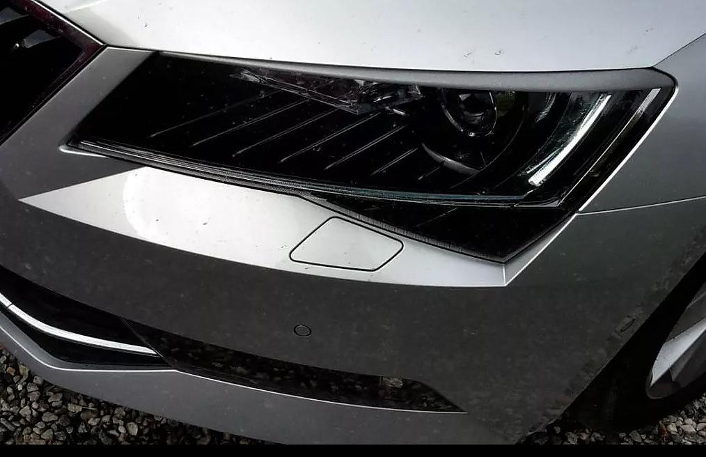 Mra��tka p�edn�ch sv�tel SPORTIVE �koda Superb III - lakovan�