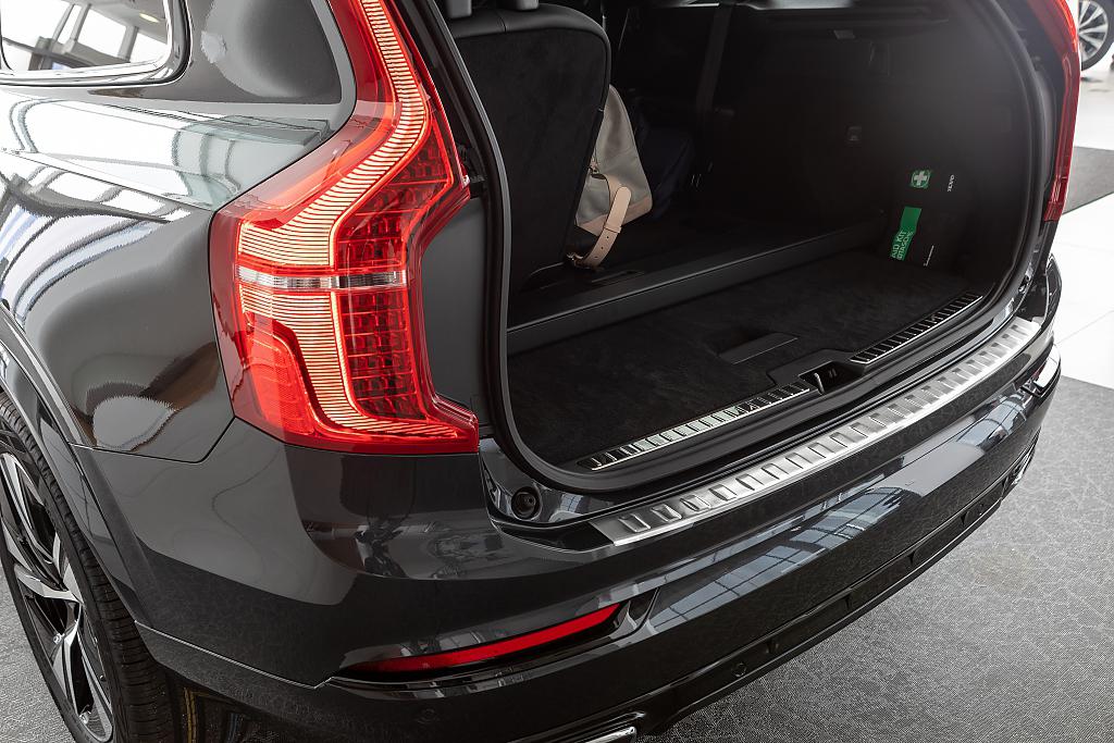 NEREZ kryt prahu zadn�ch dve�� VOLVO XC90 II