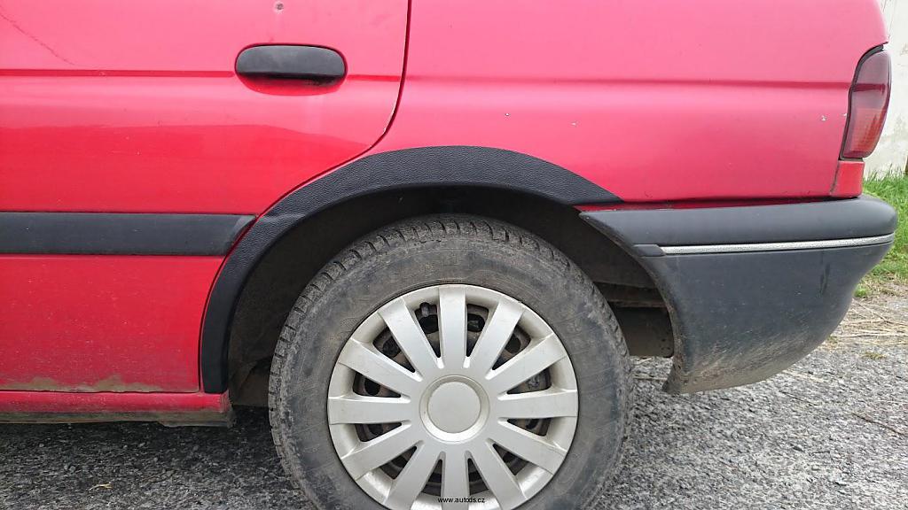 Plastov� lemy blatn�k� Ford Escort 5dv��. / kombi