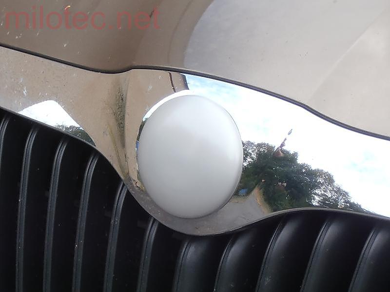 Kryt embl�mu p�edn� �koda - st��brn� matn�