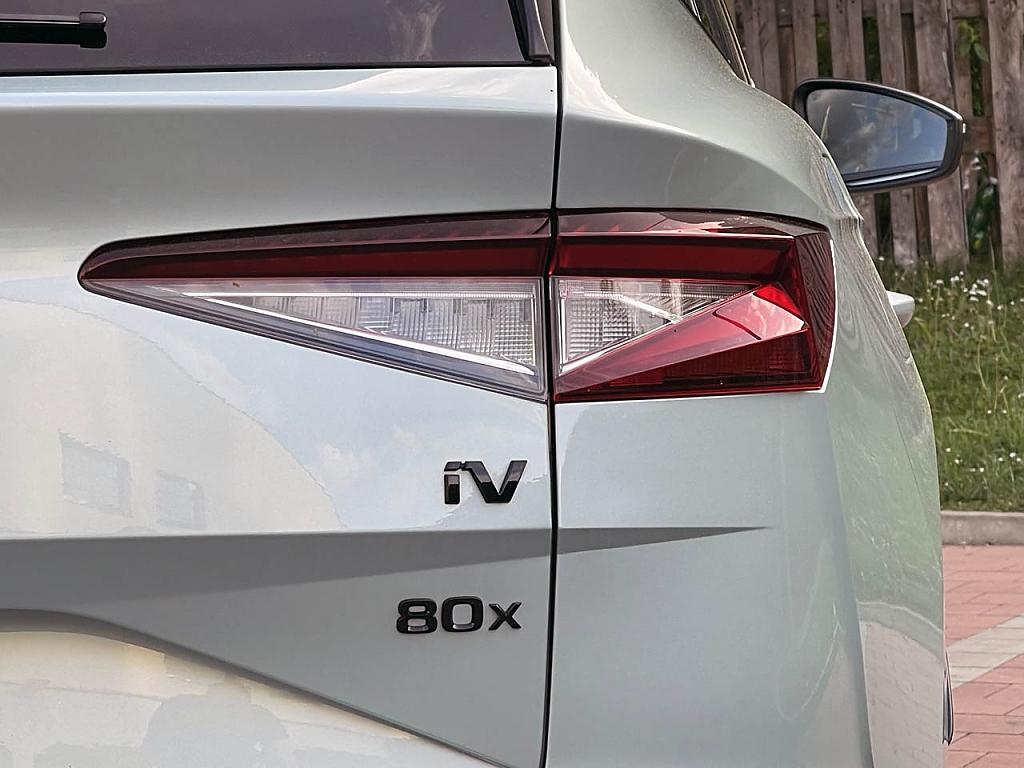 �koda Enyaq zadn� n�pis "80x" Origin�l - �ern�