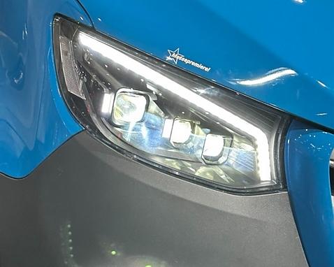 FULL LED p�edn� sv�tla s dynamick�m blika�em a denn�m sv�cen�m Mercedes Benz Sprinter III