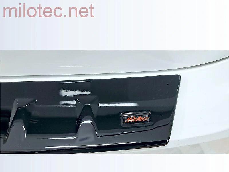 Kryt prahu p�t�ch dve�� - �ern� leskl� "klav�rlak" �koda Superb IV limousine