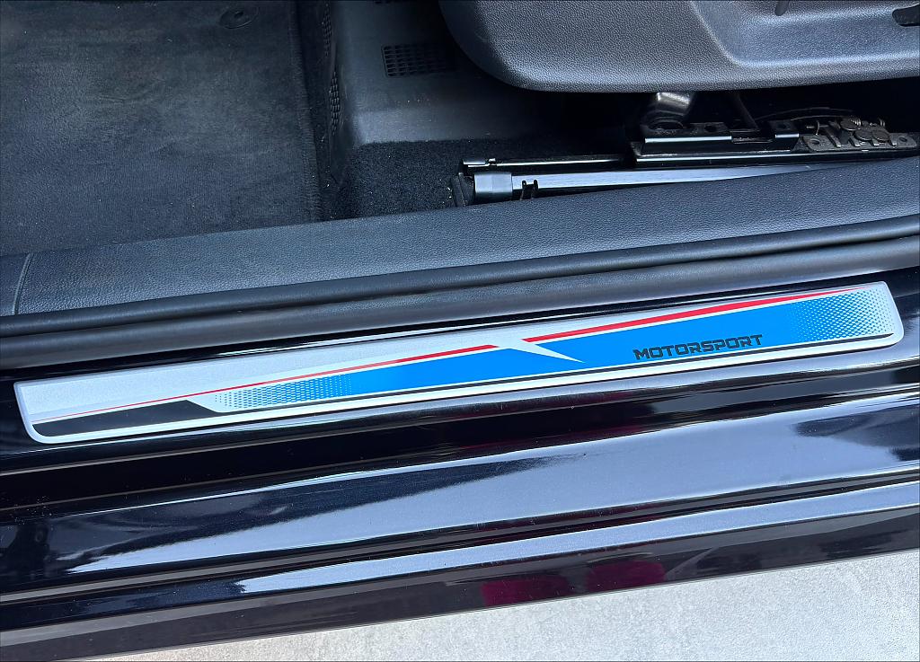 Dekorativn� kryty prah� s n�pisem MOTORSPORT pro �koda Kamiq - st��brn�/ modr�