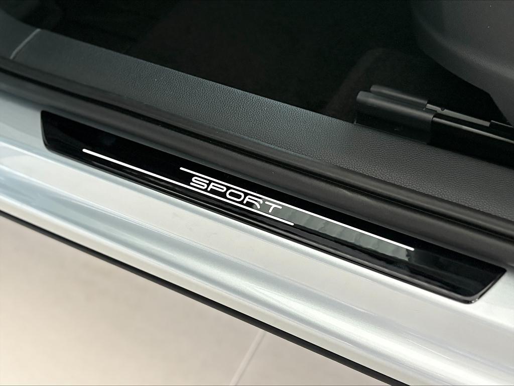 Dekorativn� kryty prah� s b�l�m n�pisem SPORT pro �koda Fabia III / IV - �ern� lesk