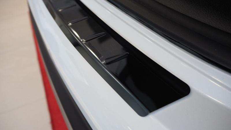 Kryt prahu zadnch dve - nerez, ern BMW X5 II (E70)